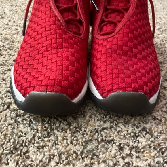 Jordan Future Low - gym red - youth 6.5 (8 in women’s) - Picture 3 of 7